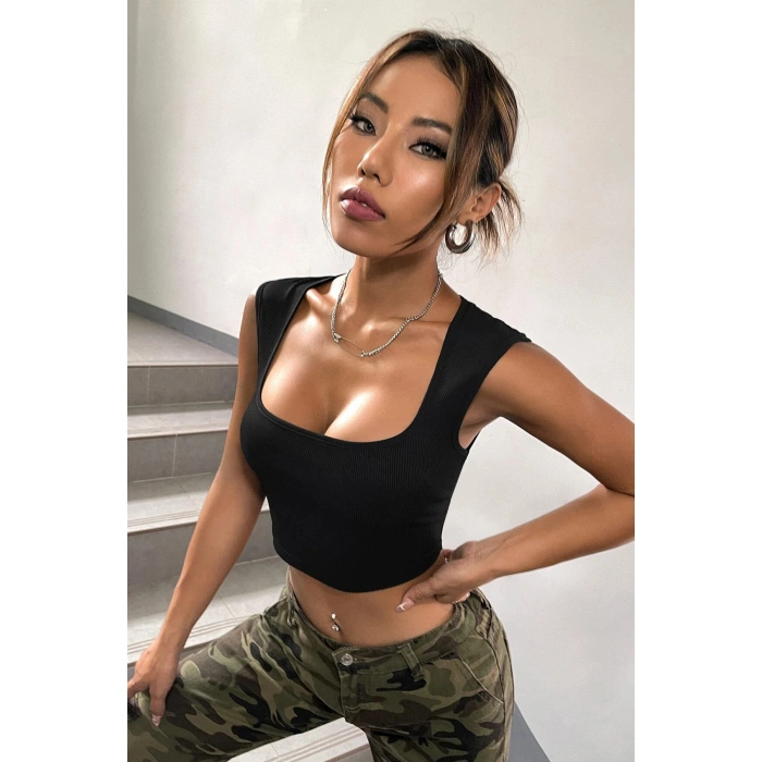 Kadın Siyah Kare Yaka Kalınlaşan Omuz Detaylı Crop Top Bluz