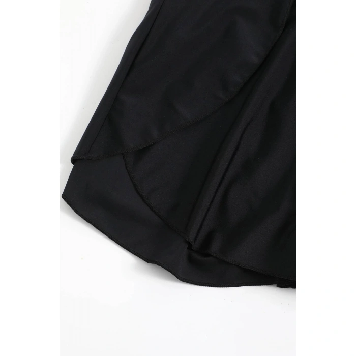 Kadın Siyah Yırtmaçlı Etek Görünümlü Şık Deniz Şortu