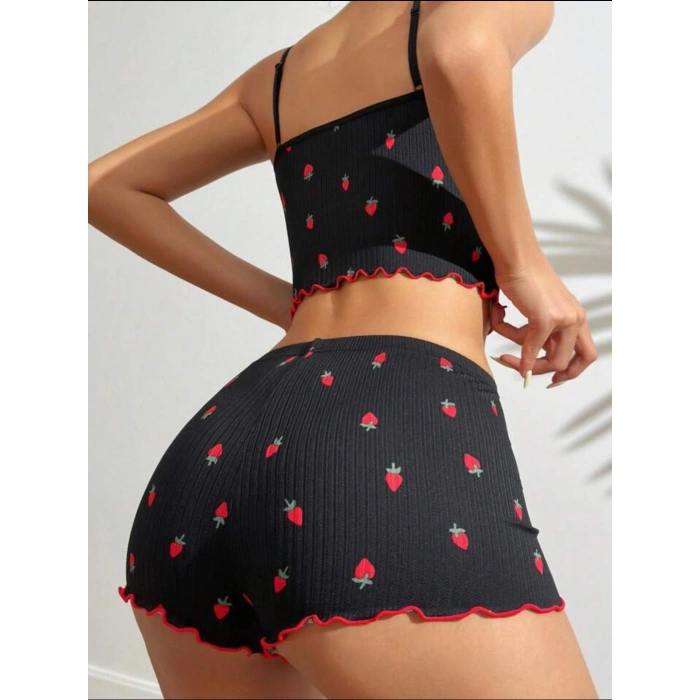 Siyah Üstüne Kırmızı Çilek Desenli Askılı Şortlu Pijama Takımı