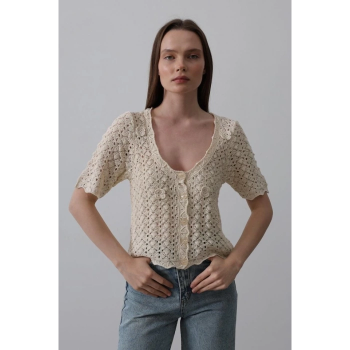 Çiçek Detaylı Düğmeli Triko - Ekru