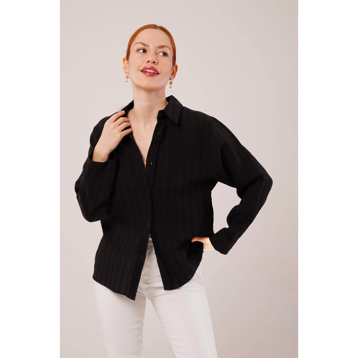 Düğmeli Ve Çizgi Detaylı Siyah Gömlek