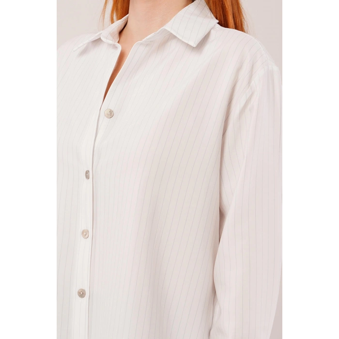 İnce Çizgi Detaylı Beyaz Gömlek