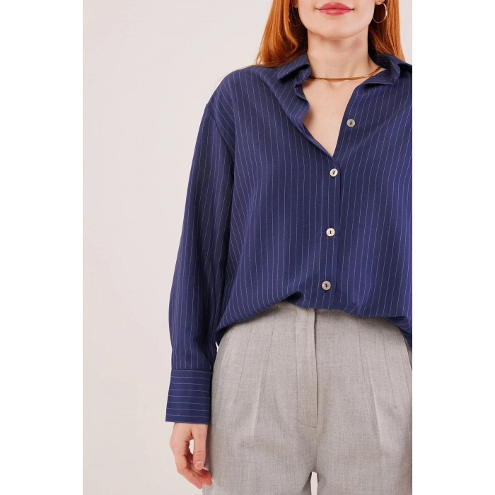 İnce Çizgi Detaylı Lacivert Gömlek