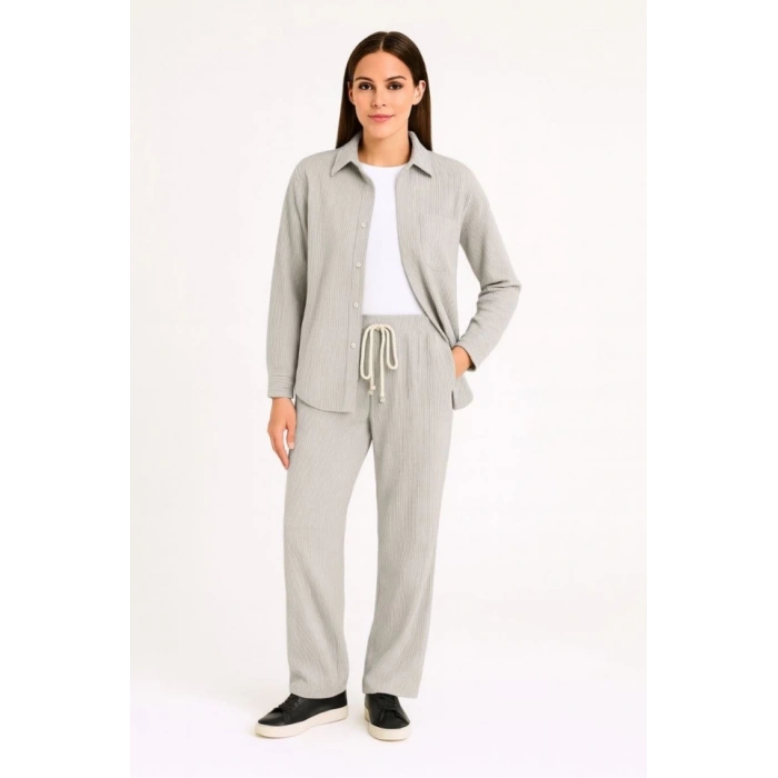 Kadife Oversize Takım – Gömlek Ve Pantolon İkili Set Füme Corduroy Şıklığı, Rahat Ve Zarif Duruş Yumuşak Dokulu Kadife Kumaş, Düğmeli Gömlek Üst Ve Lastikli Pantolon Alt Parça Ile Gün Boyu Konfor- Gri