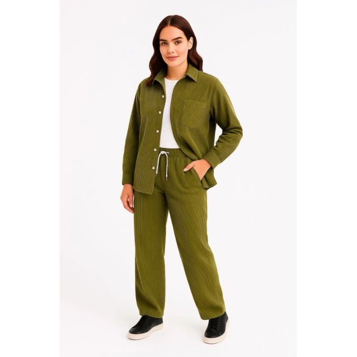 Kadife Oversize Takım – Gömlek Ve Pantolon İkili Set Füme Corduroy Şıklığı, Rahat Ve Zarif Duruş Yumuşak Dokulu Kadife Kumaş, Düğmeli Gömlek Üst Ve Lastikli Pantolon Alt Parça Ile Gün Boyu Konfor- Haki