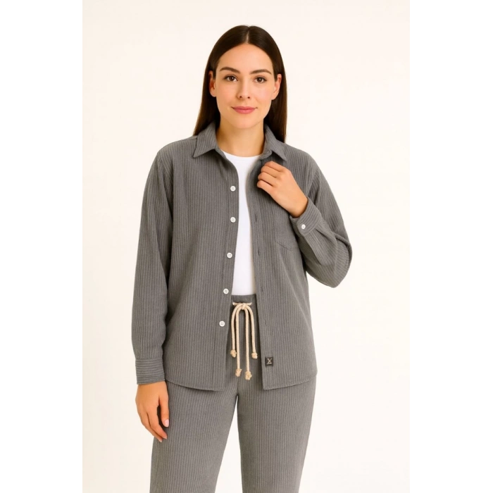 Kadife Oversize Takım – Gömlek Ve Pantolon İkili Set Füme Corduroy Şıklığı, Rahat Ve Zarif Duruş Yumuşak Dokulu Kadife Kumaş, Düğmeli Gömlek Üst Ve Lastikli Pantolon Alt Parça Ile Gün Boyu Konfor- Füme