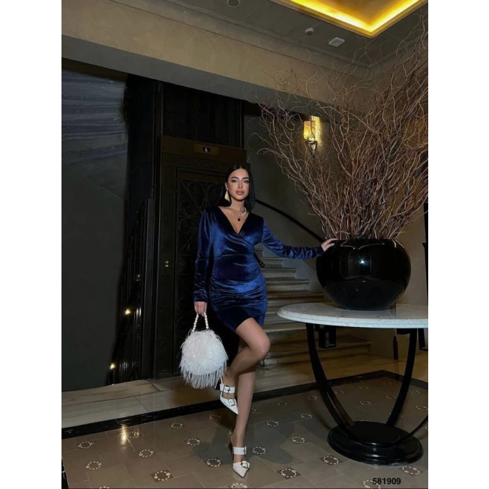 Kadın Uzun Kollu Göğüs Dekolteli Kadife Kumaş Mini Kruvaze Elbise