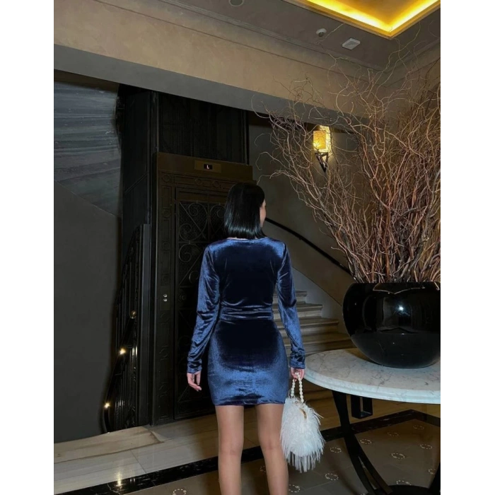 Kadın Uzun Kollu Göğüs Dekolteli Kadife Kumaş Mini Kruvaze Elbise