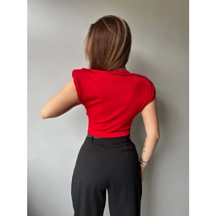 Kadın V Yaka Vatka Detay Kolsuz Dökümlü Bluz