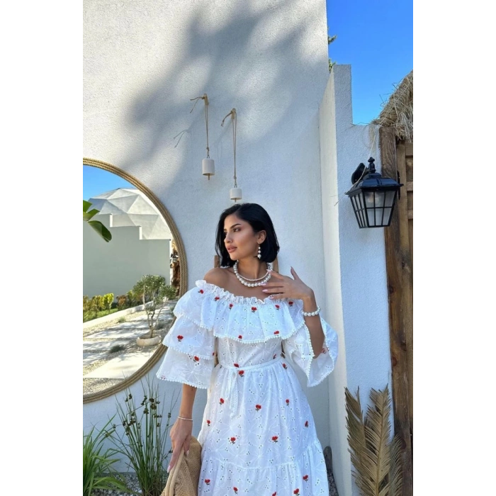 Kırmızı Omuzları Lastikli Brode Elbise