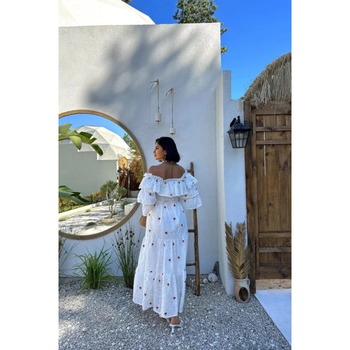 Kırmızı Omuzları Lastikli Brode Elbise