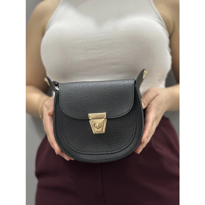 Klasik kapaklı siyah cilt çanta