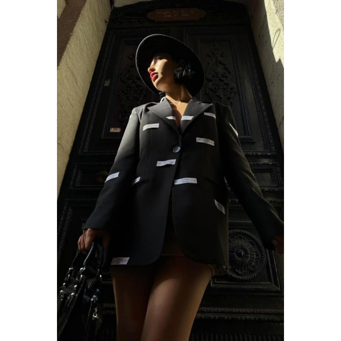 Siyah Etiket Detaylı Ceket