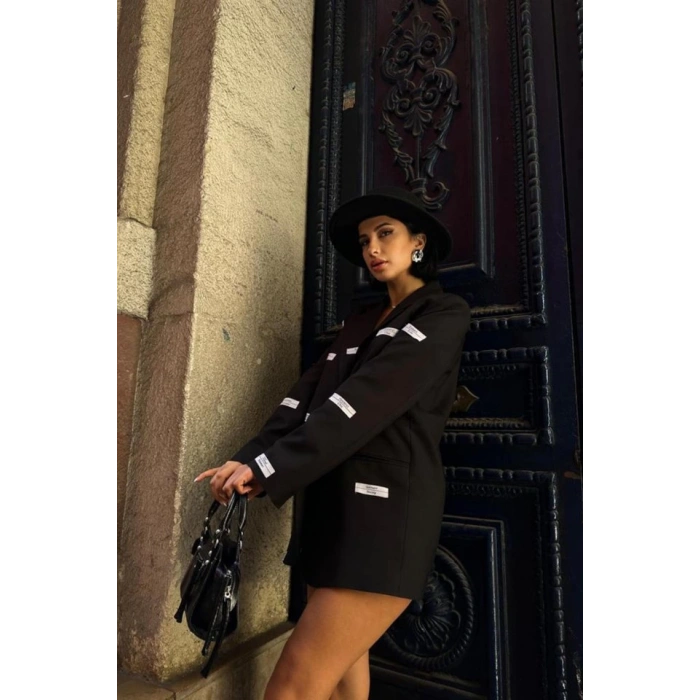 Siyah Etiket Detaylı Ceket