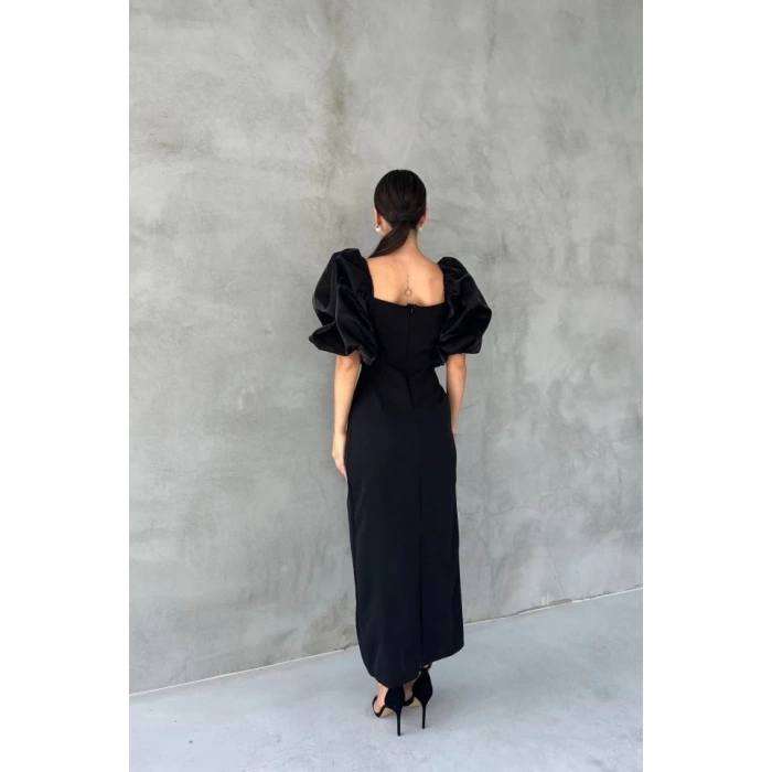 Siyah İşlemeli Kolu Garnili Elbise