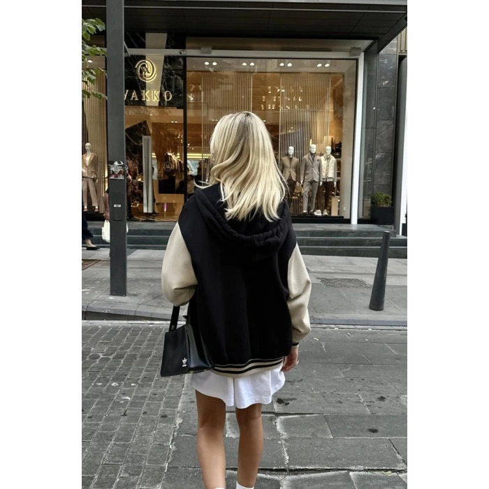 Siyah Kapüşonlu Kolej Mont