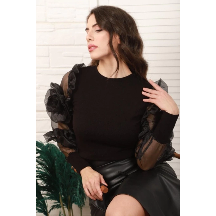 Siyah Kolları Organze Detaylı Bluz