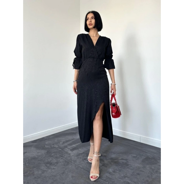 Siyah Yırtmaçlı Jakar Elbise