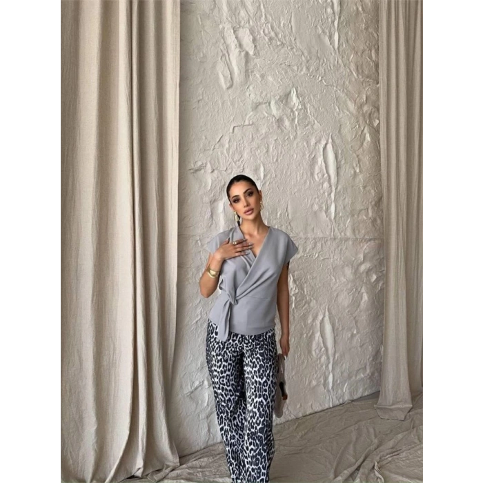 YANDAN BAĞLAMA DETAYLI KOLSUZ BLUZ - Gri