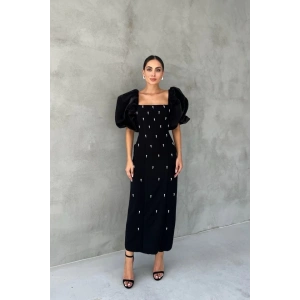 Siyah İşlemeli Kolu Garnili Elbise