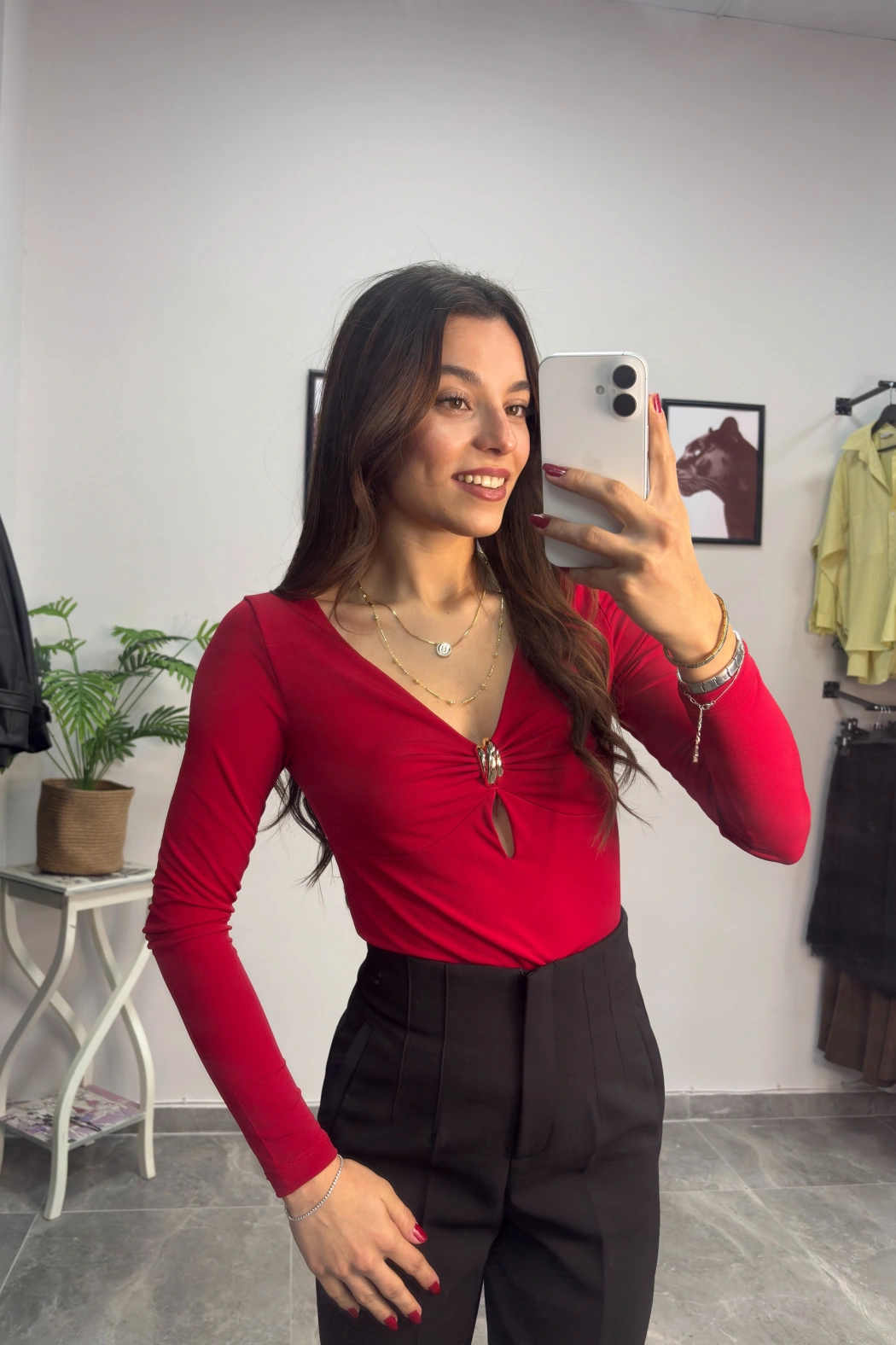 V Yaka Gold Aksesuar Kırmızı Body