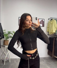 Siyah Parmak Geçmeli Fermuarlı Crop