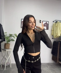 Siyah Parmak Geçmeli Fermuarlı Crop