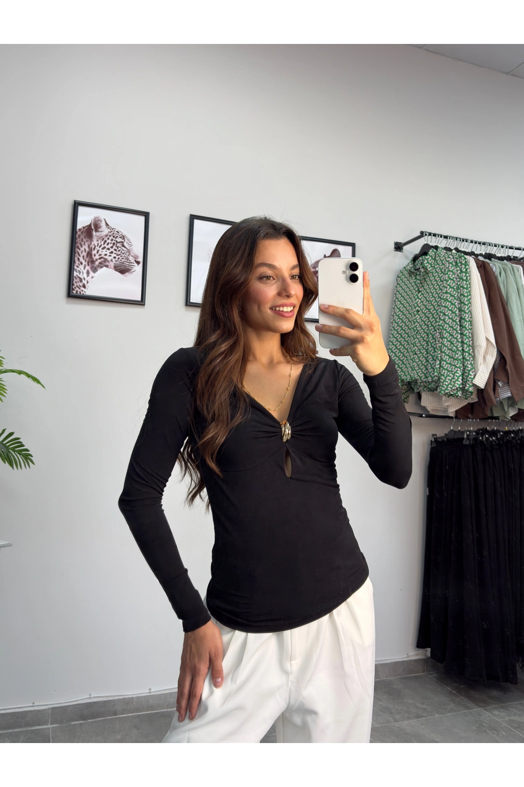 V Yaka Gold Aksesuar Siyah Body