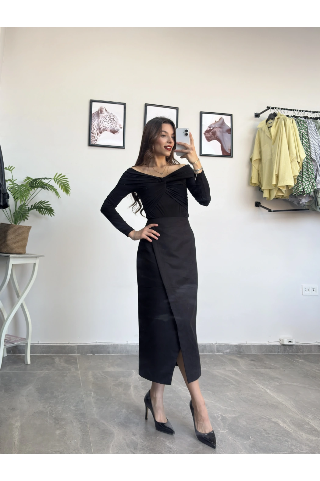 Siyah Yırtmaçlı Midi Etek