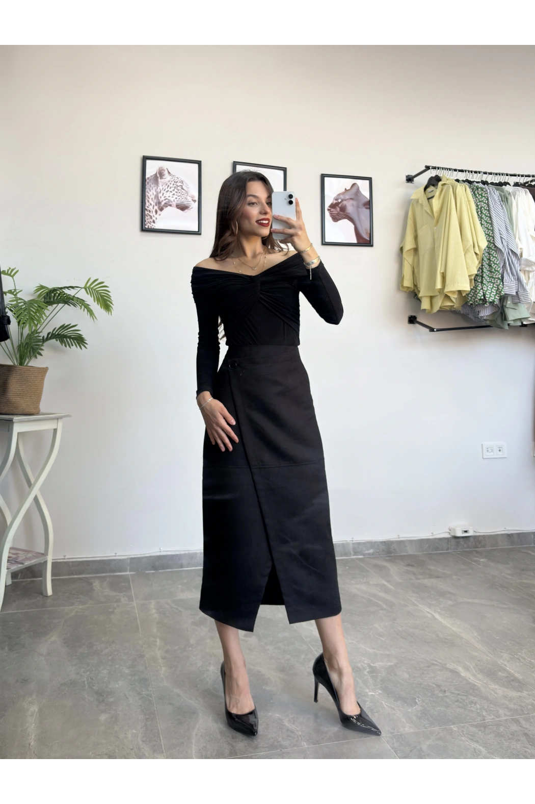 Siyah Yırtmaçlı Midi Etek