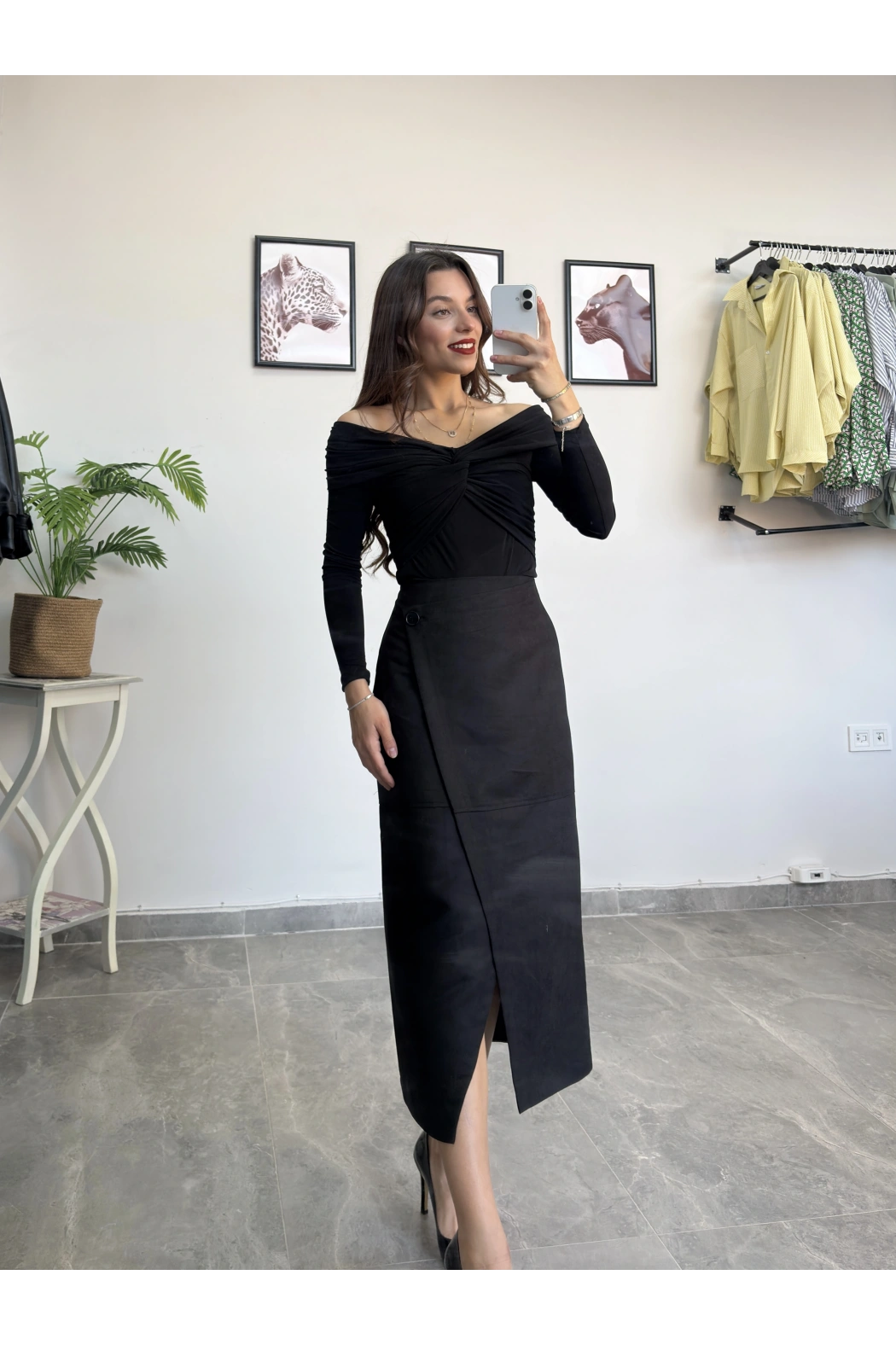 Siyah Yırtmaçlı Midi Etek