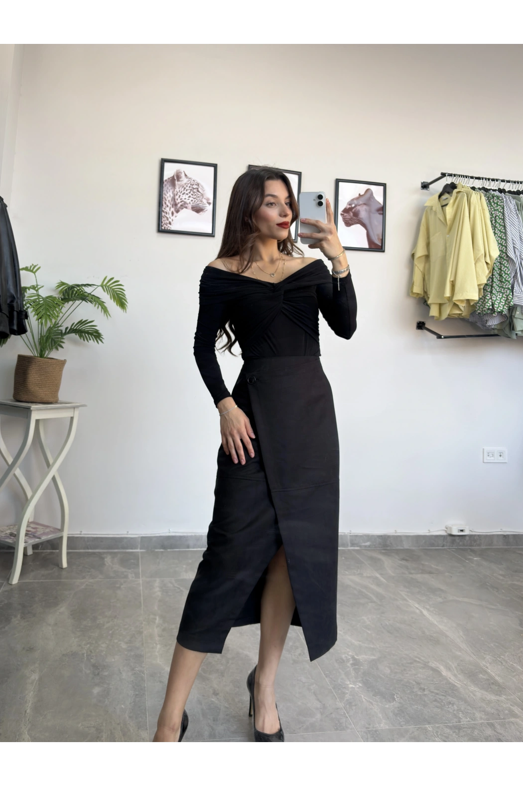 Siyah Yırtmaçlı Midi Etek