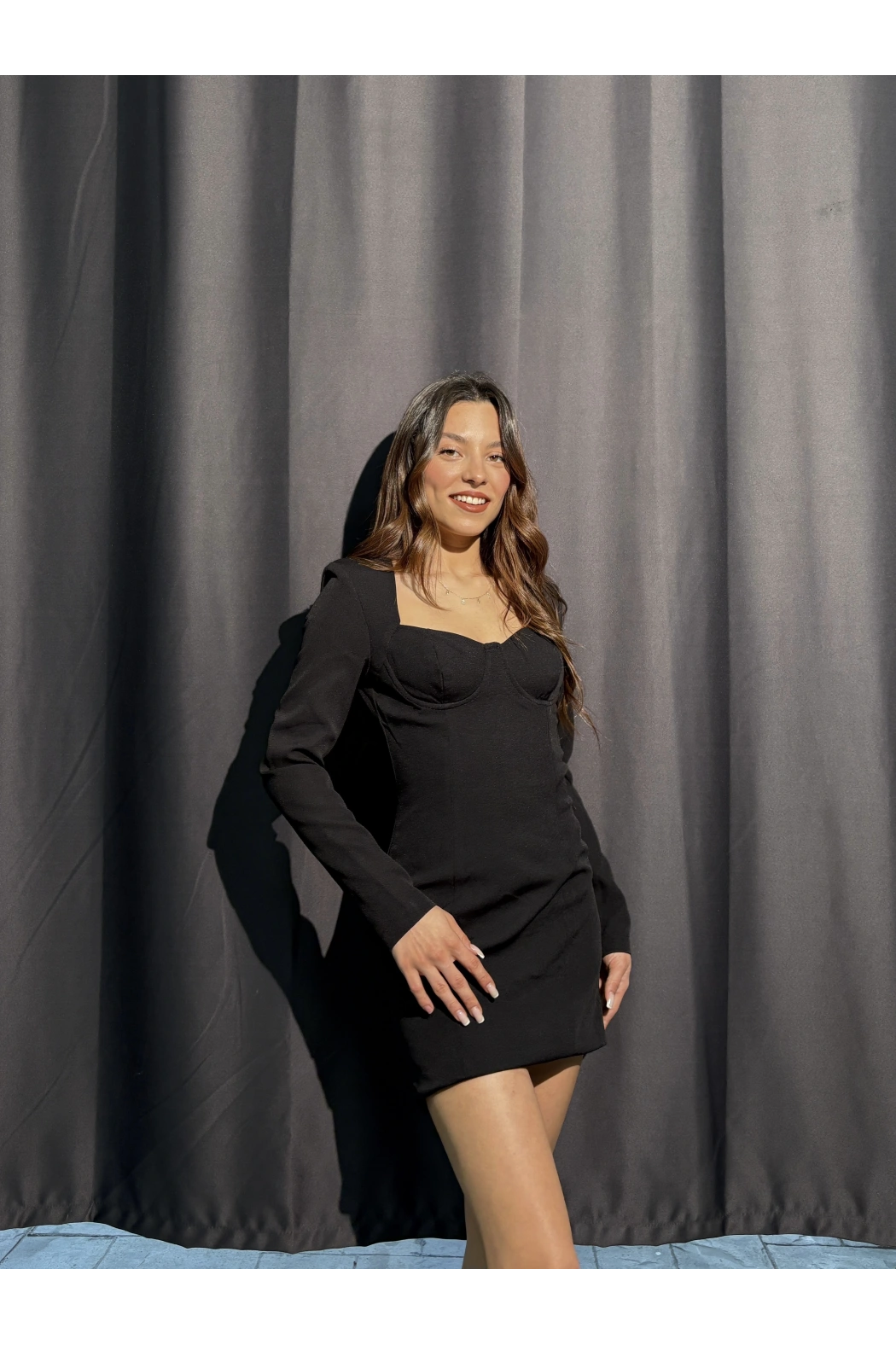 Siyah Kalp Yaka Uzun Kollu Elbise