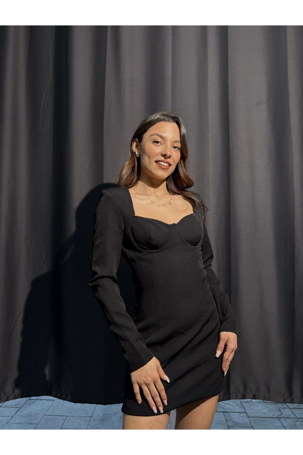 Siyah Kalp Yaka Uzun Kollu Elbise