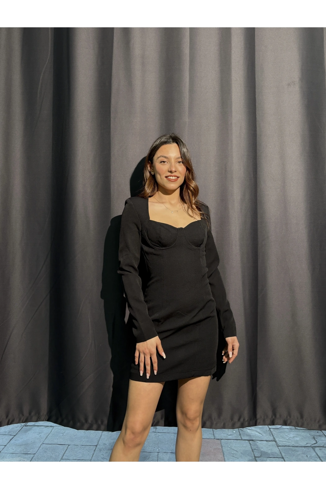 Siyah Kalp Yaka Uzun Kollu Elbise