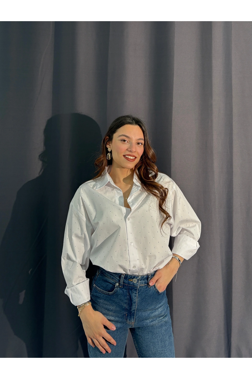 Taşlı Beyaz Gömlek