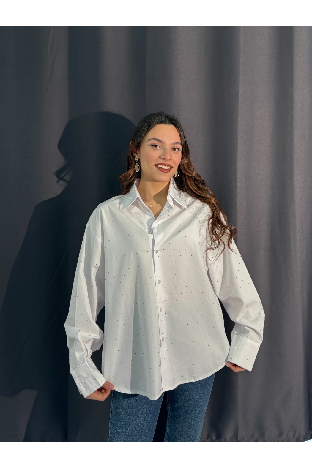 Taşlı Beyaz Gömlek