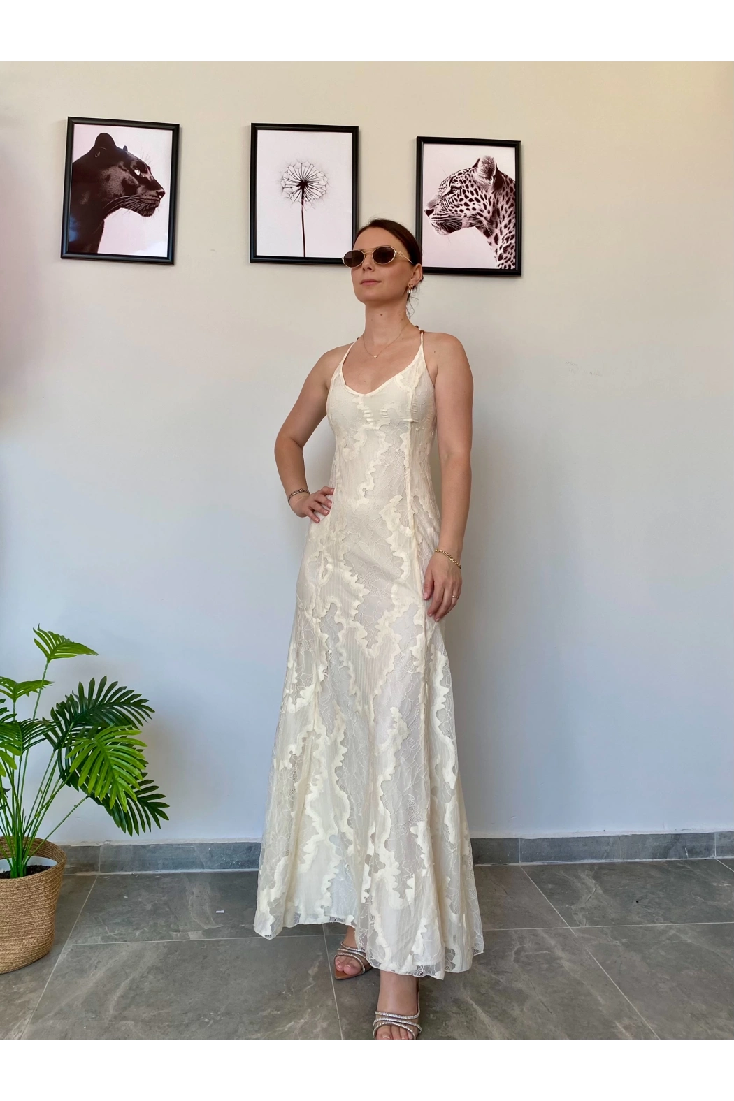 Krem Dantel İşleme Elbise