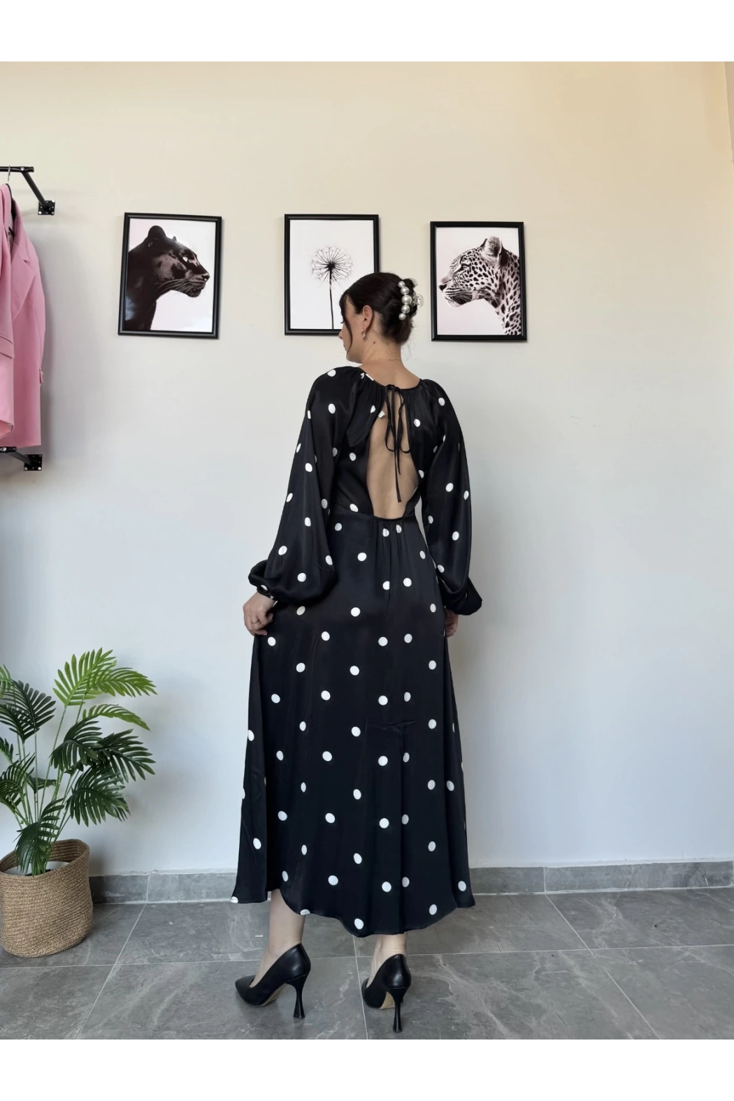 Siyah Sırt Detay Puantiyeli Elbise