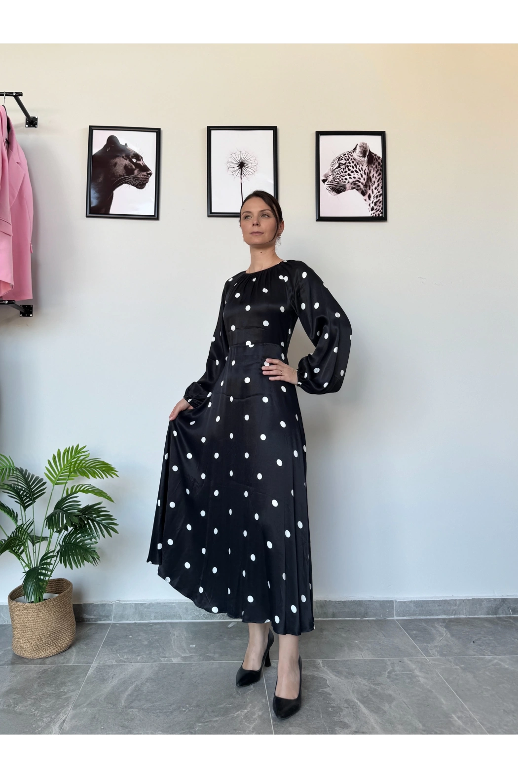 Siyah Sırt Detay Puantiyeli Elbise