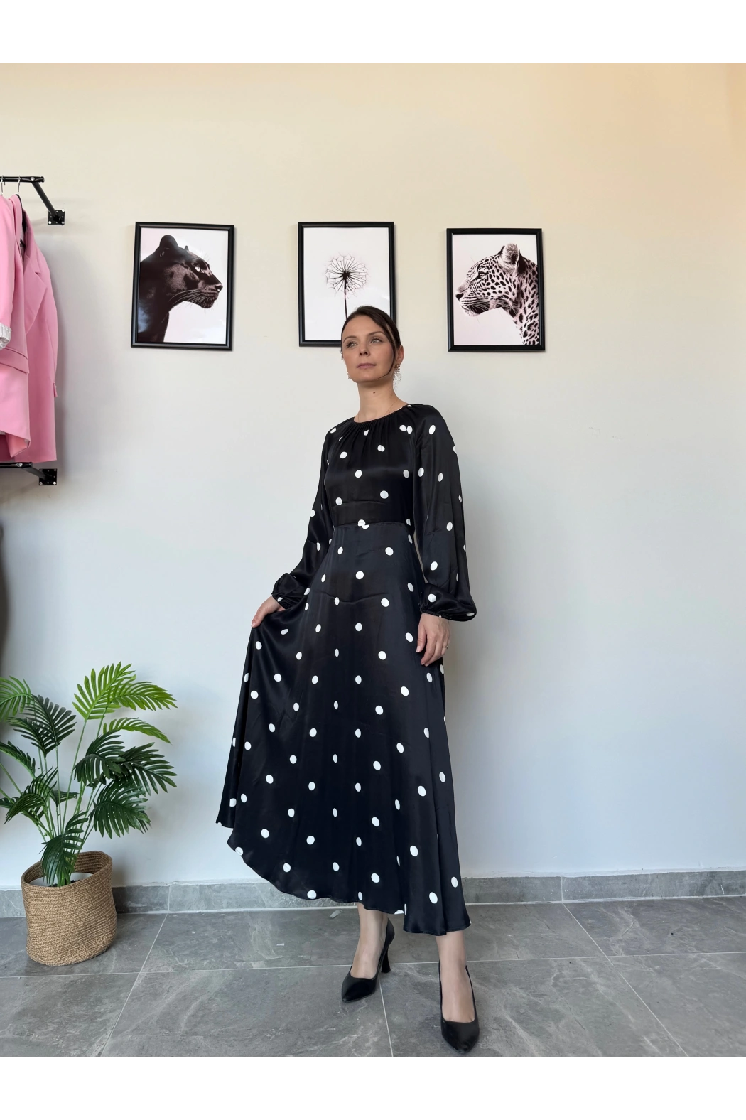 Siyah Sırt Detay Puantiyeli Elbise