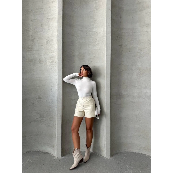 Beli lastikli çıtçıtlı deri şort krem w241007