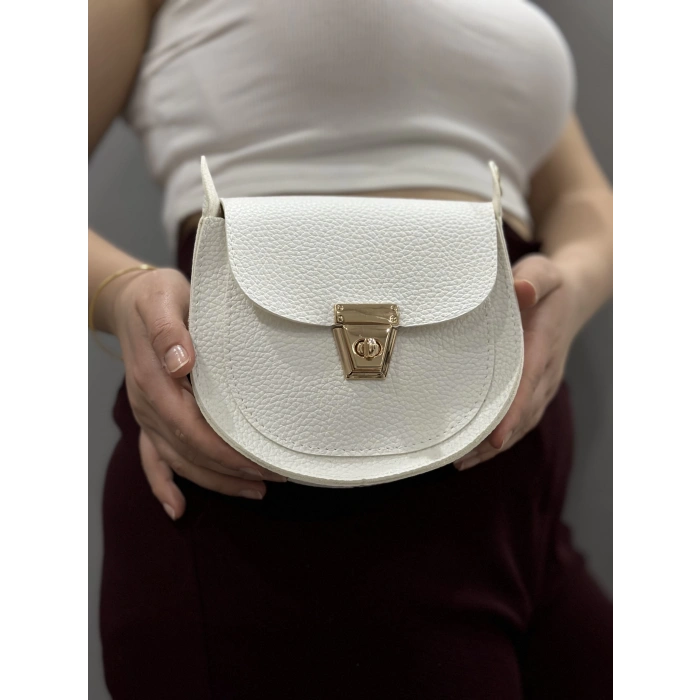 Klasik kapaklı beyaz cilt çanta