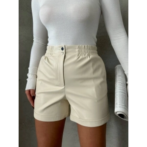 Beli lastikli çıtçıtlı deri şort krem w241007