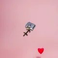 Sallantılı Yay Burcu Charm Sarı Renk