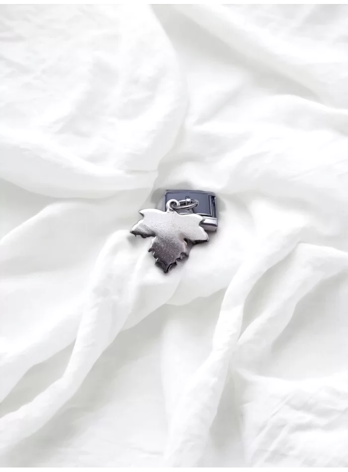 Yaprak Detaylı Sallantılı Charm