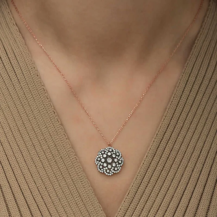 Supertrend Gümüş Çiçek Desenli Elmas Montür Kolye