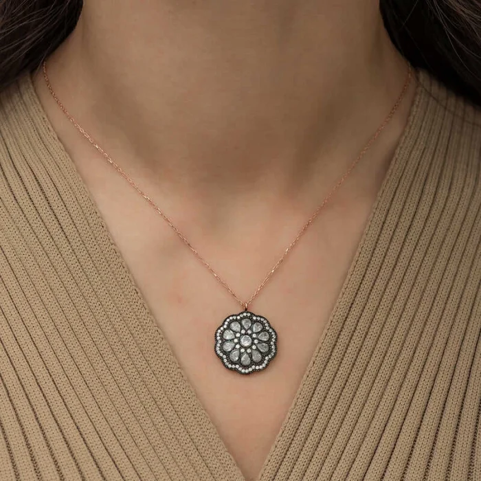 Supertrend Gümüş Çiçek Desenli Elmas Montür Kolye