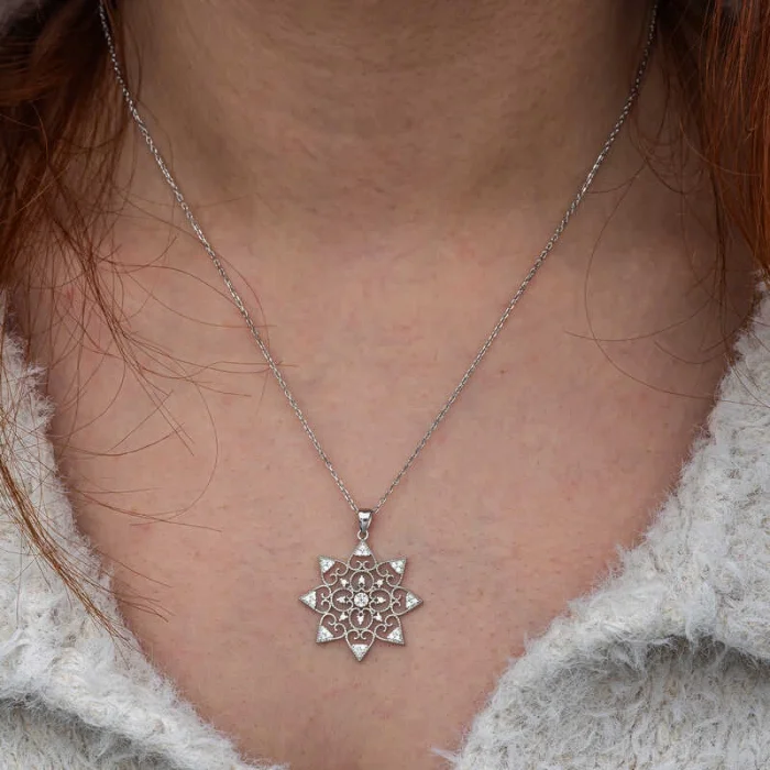 Supertrend Gümüş Çiçek Desenli Kadın Kolye