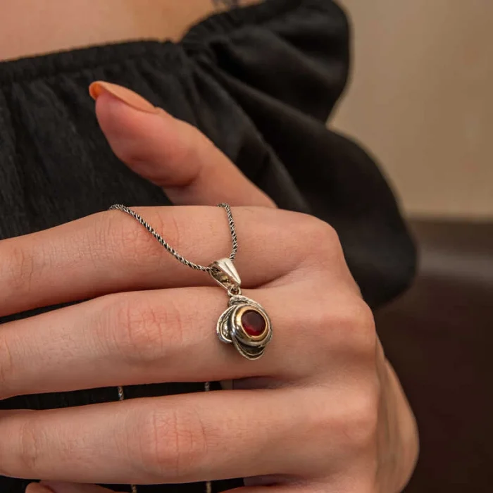 Supertrend Gümüş Kırmızı Taşlı Gül Model Kadın Kolye